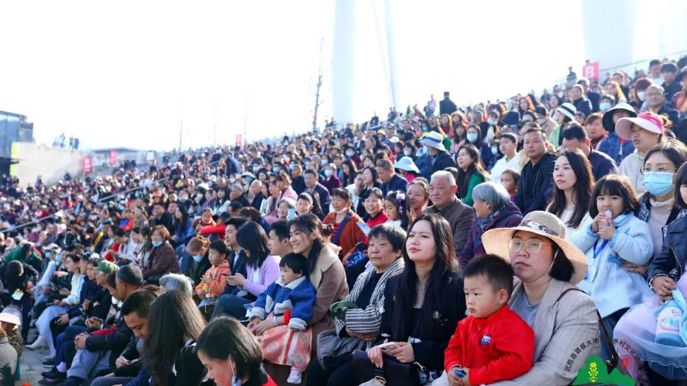 武勝縣首屆大地油彩鄉(xiāng)村文化旅游節(jié)觀眾.jpg